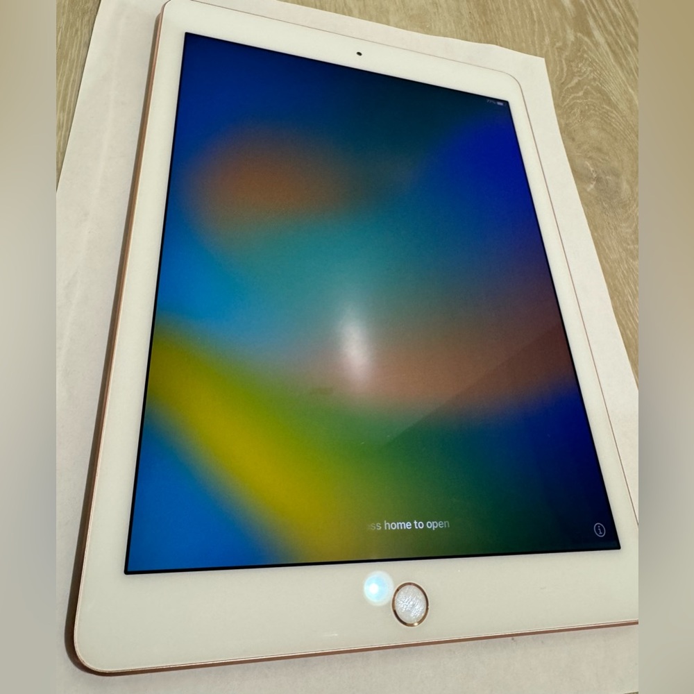 Apple iPad Pro 1st Gen. 32GB, Wi-Fi, 9.7 in - Rose Gold (Used) MM172LLA w/keyb